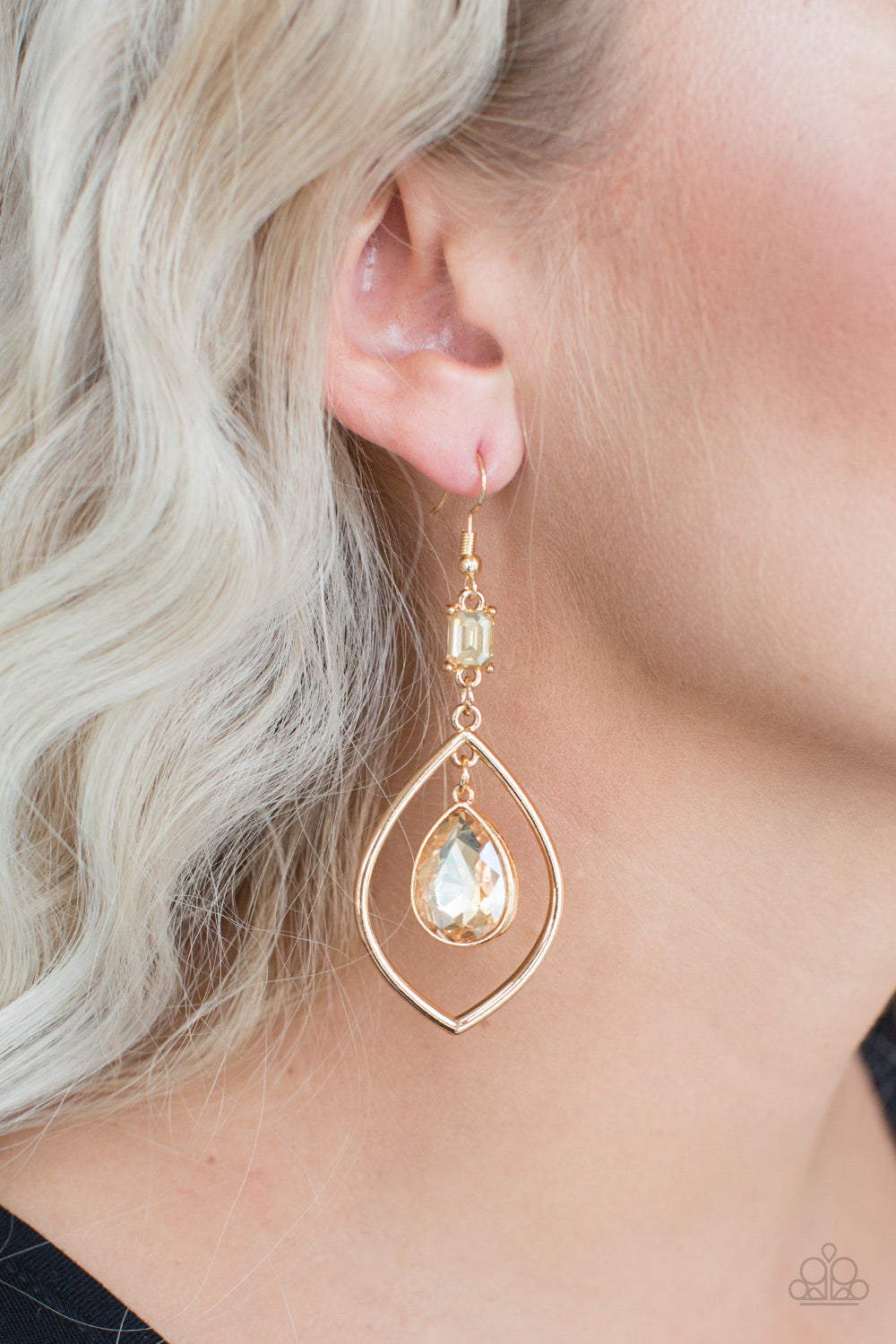 Paparazzi Priceless - Gold Earrings