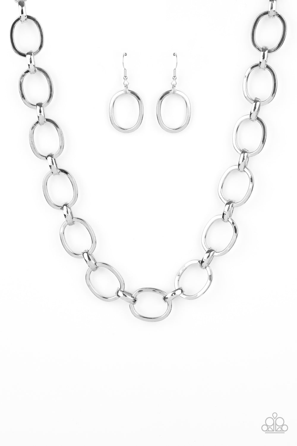 A glistening series of dramatically oversized ovals and links boldly connect below the collar