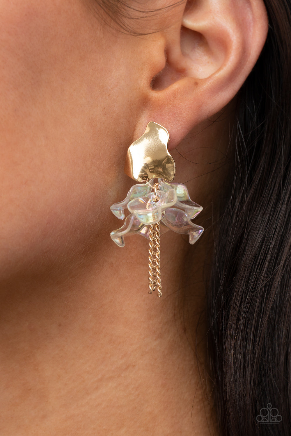 Capped in gold fittings, strands of bubbly white pearls and dainty gold popcorn chains