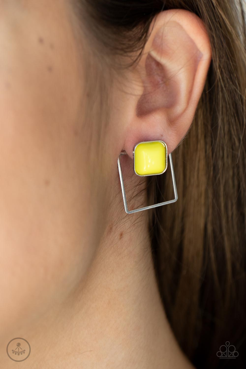 quare bead attaches to a double-sided post, while an airy silver square frame 