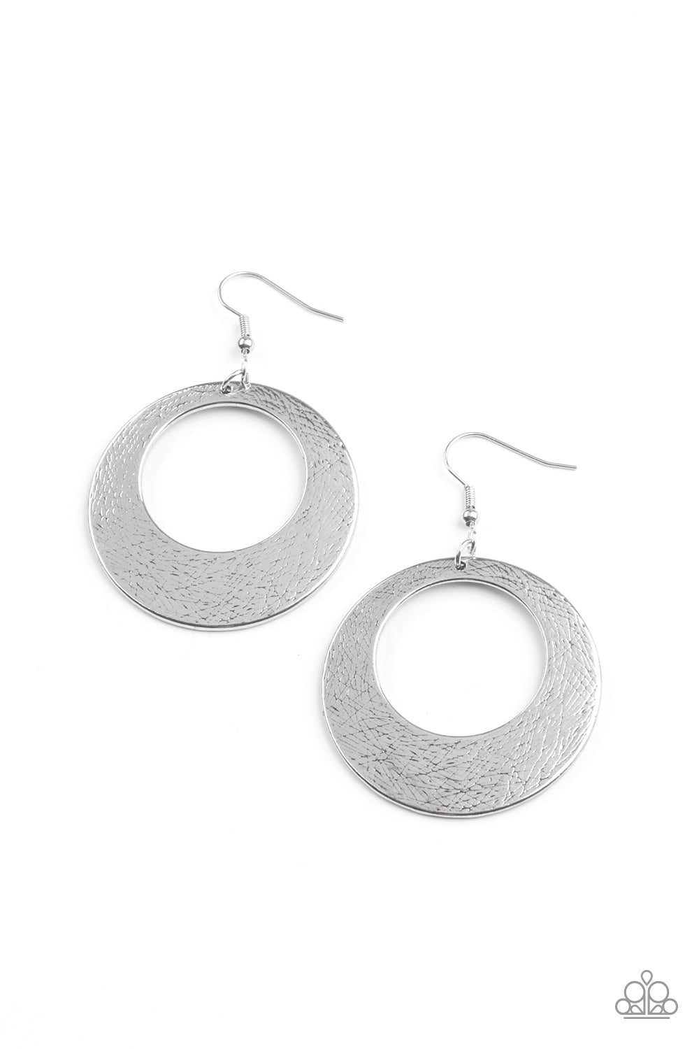 Brushed in antiqued shimmer, a round silver frame is scratched in a gritty linear pattern for a rustic fashion