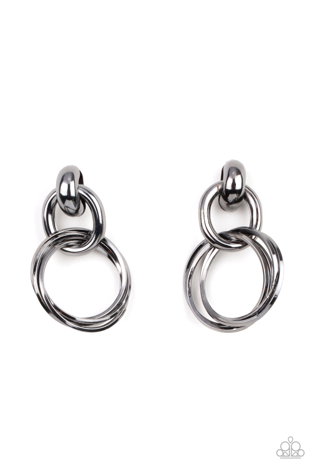 Glistening gunmetal hoops are threaded through a bold gunmetal fitting, adding a timeless twist to the dynamic display