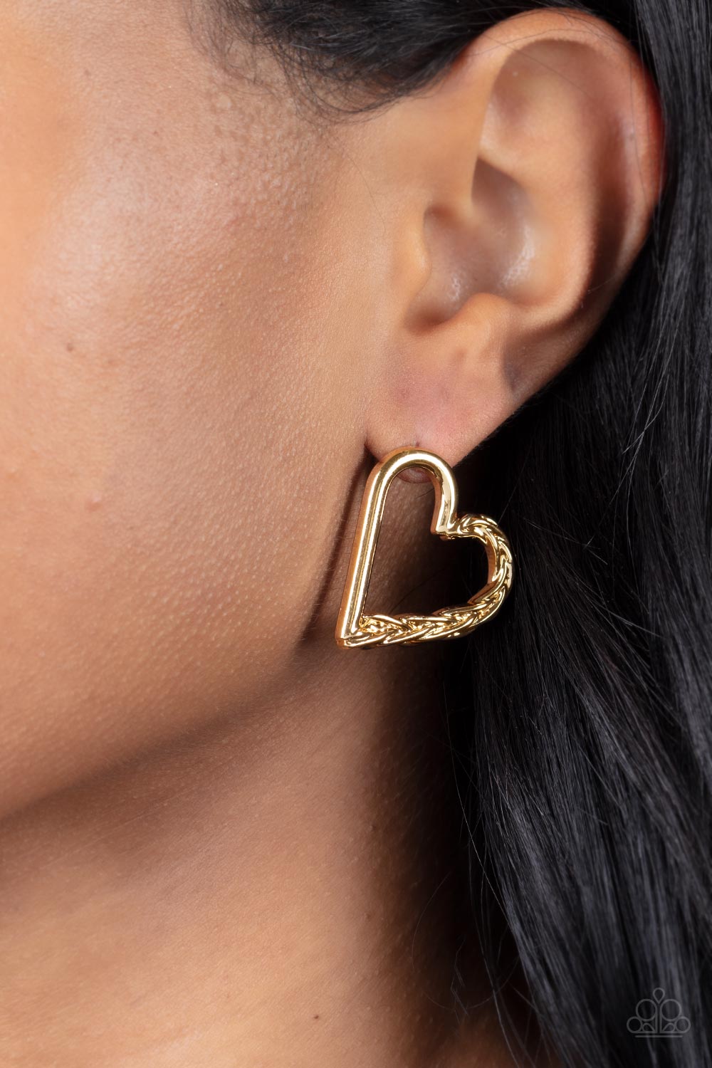 One side of a glistening gold heart frame is subtlety twisted with twinkly texture, creating a romantic display.
