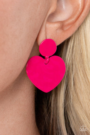 Painted in a glossy Fuchsia Fedora finish, a hammered disc gives way to a hammered heart frame 
