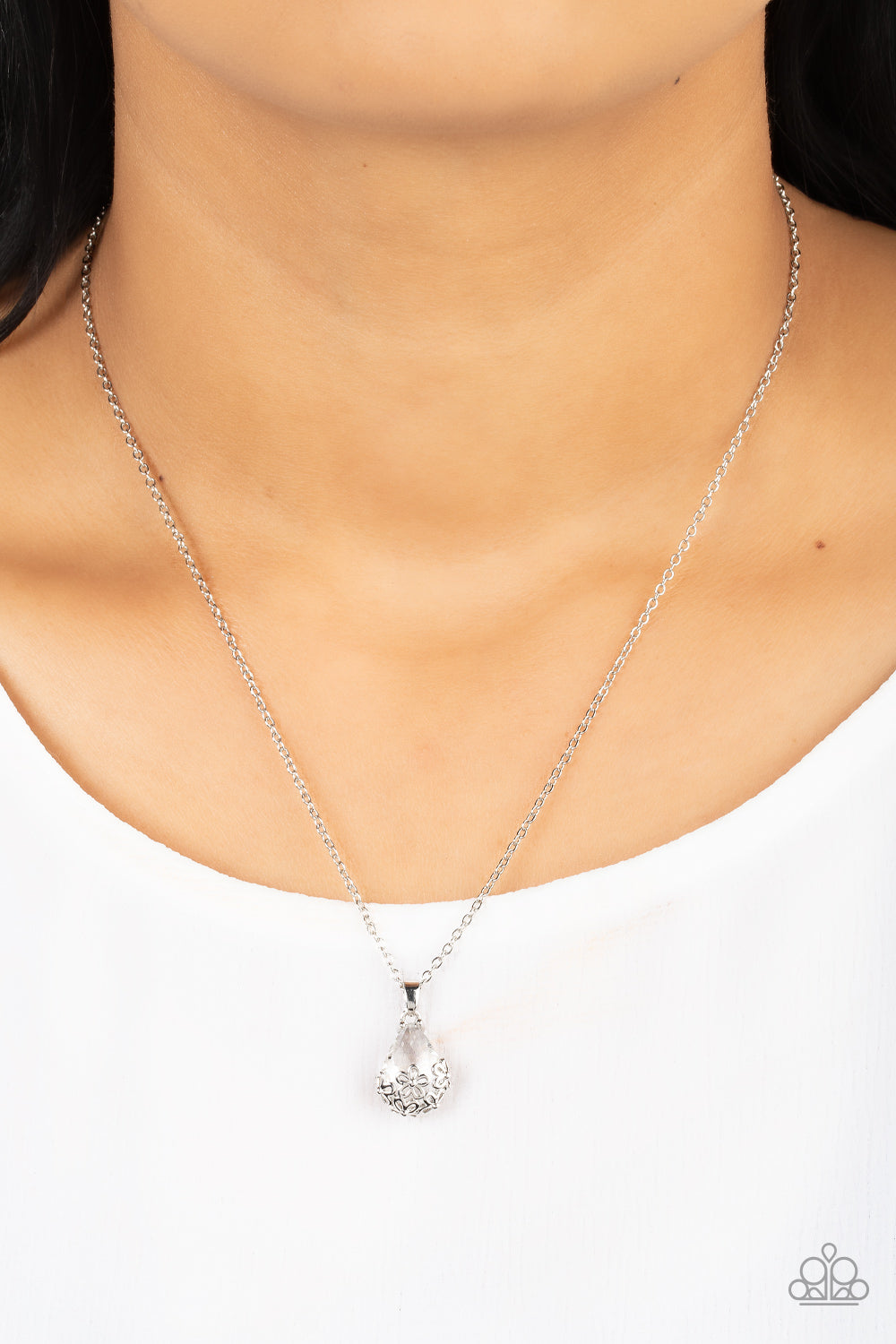Paparazzi Flower Patch Fabulous - White Necklace