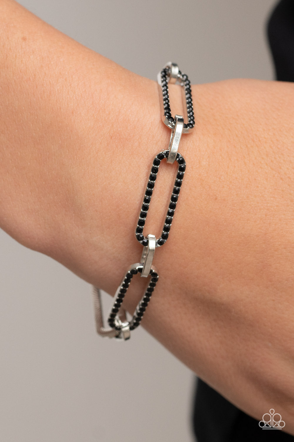 Paparazzi Still Not OVAL You - Black Bracelet