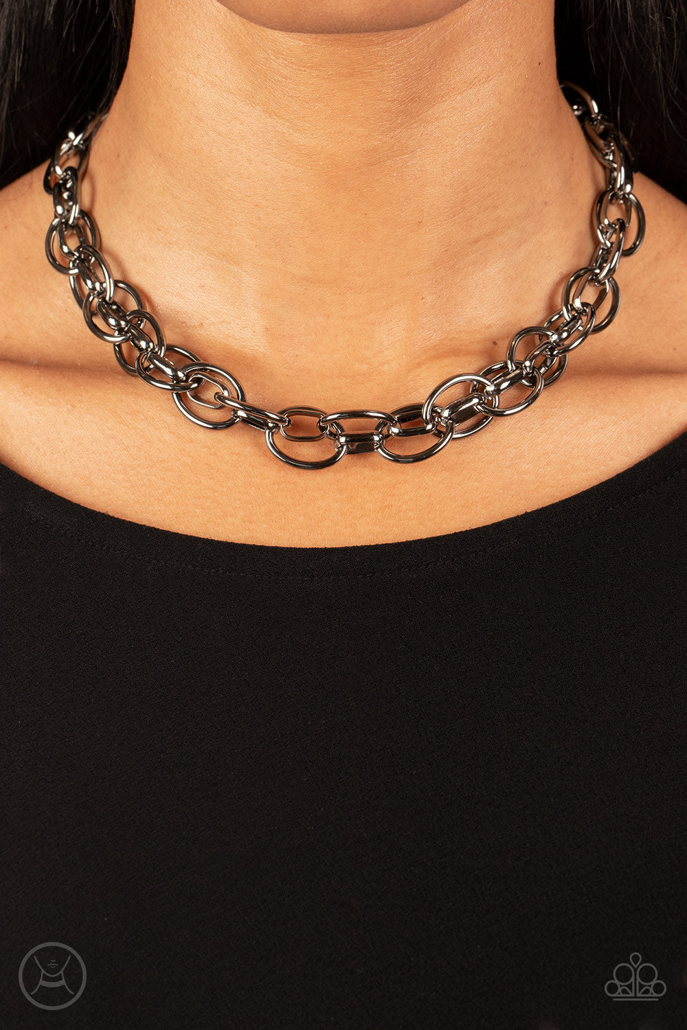 Paparazzi Tough Crowd - Black Choker