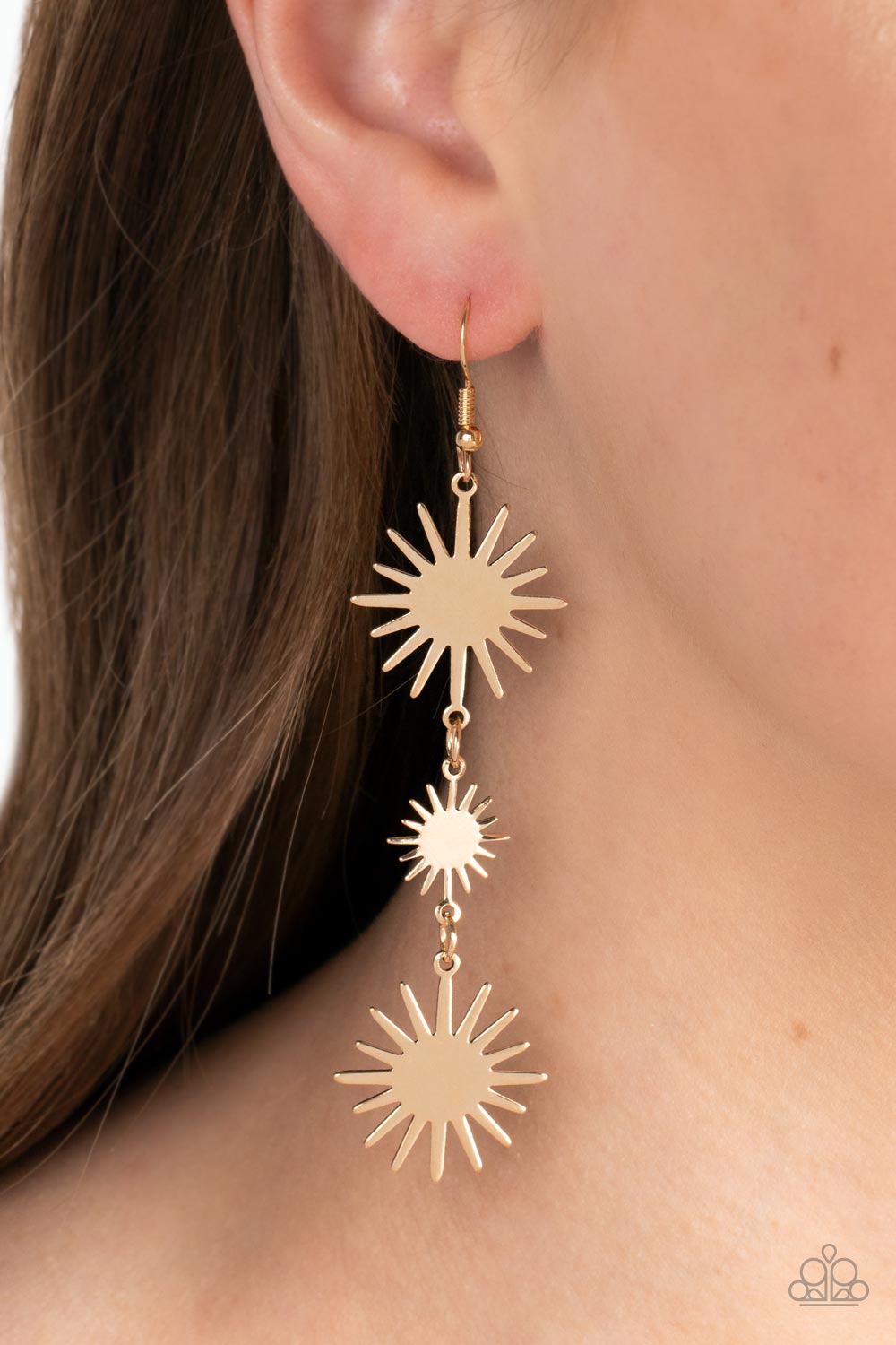 Varying in size, a trio of starry gold sunburst frames delicately links into a lengthened lure for a celestial vibe