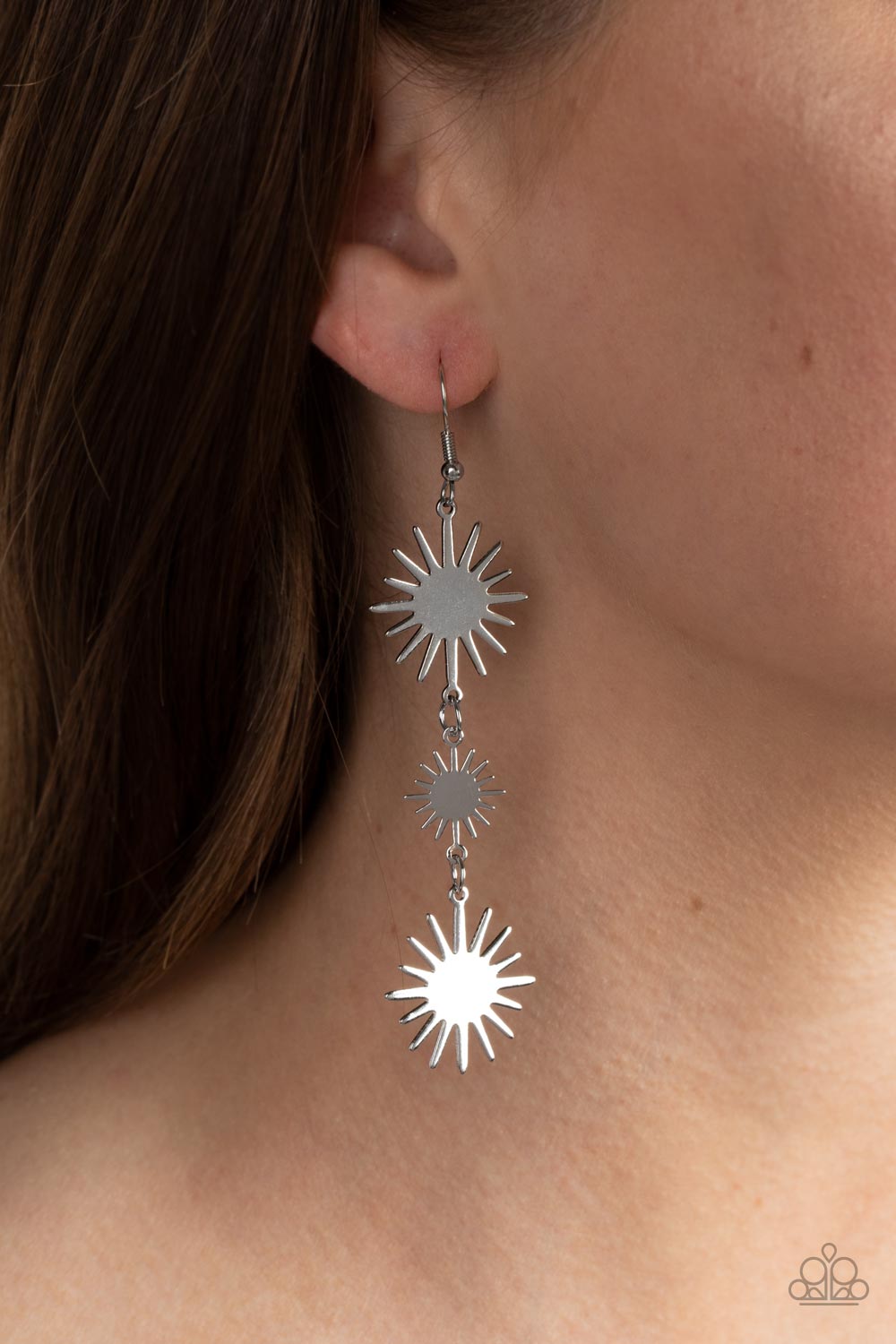 Varying in size, a trio of starry silver sunburst frames delicately links into a lengthened lure for a celestial vibe